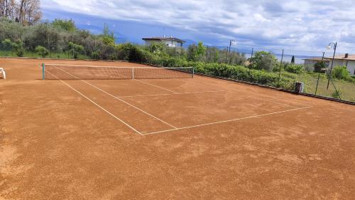 Tenis a/nebo squash v ubytování Appartamento San Sivino nebo okolí