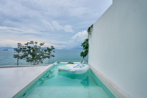a bath tub in the middle of a swimming pool at Shenzhen GuanHu Secret Wild Reef Seaview Hotel in Shenzhen