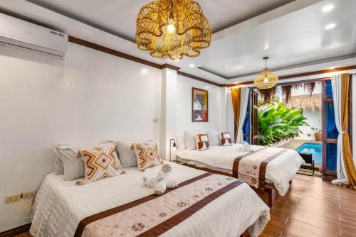 Postel nebo postele na pokoji v ubytování Bali-Inspired Villa with Private Pool ,Sleeps 10