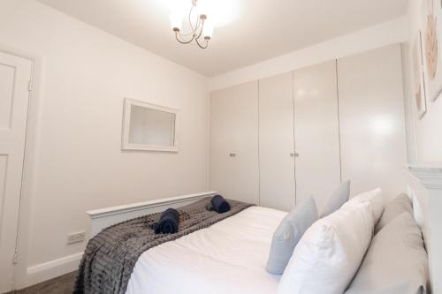 Ένα ή περισσότερα κρεβάτια σε δωμάτιο στο Spacious,2BR,2BA,High Street,Parking,WiFi