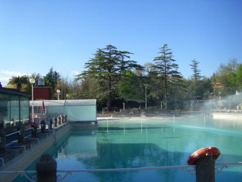 בריכת השחייה שנמצאת ב-Tuscia Viterbese Casale Nel Verde או באזור