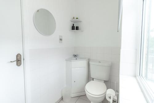 Ένα μπάνιο στο Spacious,2BR,2BA,High Street,Parking,WiFi