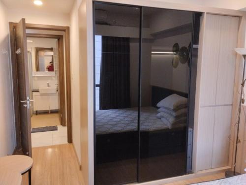 Ένα ή περισσότερα κρεβάτια σε δωμάτιο στο Apartemen SkyHouse 3 BR Duxton 16th Floor