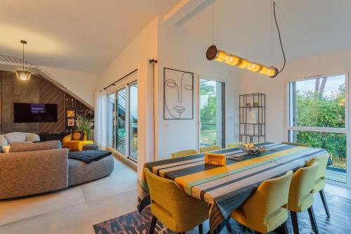 une salle à manger avec une table et des chaises dans l'établissement Rooftop avec jacuzzi et vue dégagée haut de gamme, à Anglet