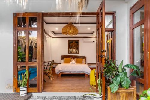 Postel nebo postele na pokoji v ubytování Bali-Inspired Villa with Private Pool ,Sleeps 10