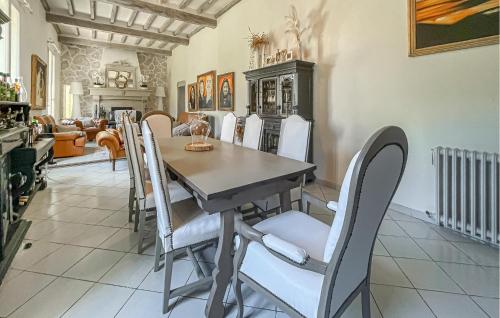 a dining room with a table and chairs at Awesome Home In Connaux in Connaux
