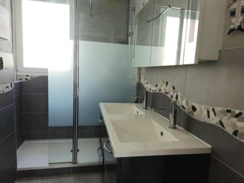 Vonios kambarys apgyvendinimo įstaigoje Appartement centre, proche plage