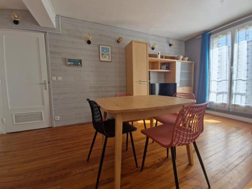 Virtuvė arba virtuvėlė apgyvendinimo įstaigoje Appartement centre, proche plage