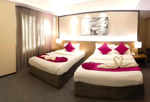 Una cama o camas en una habitación de The Airport Hotel Muscat