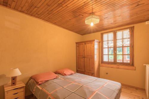 a bedroom with a bed and a window at La Petite Serenne - Vue Montagne 
