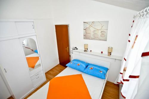 a small room with a bed and a mirror at Secluded house with seawater pool in Milna