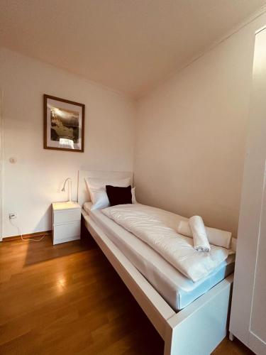 a bed in a room with a white bed frame at P1 Teams zentral I150m2 I EG für 6 I Wasch I P I in Ibbenbüren