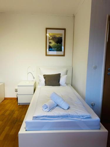 a bedroom with a white bed with a blue pillow at P1 Teams zentral I150m2 I EG für 6 I Wasch I P I in Ibbenbüren