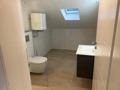 Ένα μπάνιο στο Apartmani na Uni Šarac