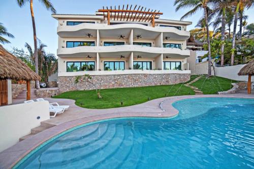 沙由利達的住宿－拉斯奎納公寓式酒店，房屋前有游泳池的房子