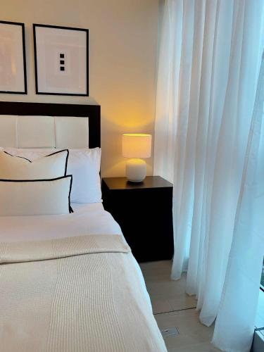 Giường trong phòng chung tại Cozy Netflix and Chill in BGC