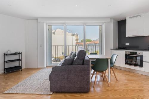 GervideにあるGuestReady - Relaxing Getaway Near Portoのソファとテーブルのあるリビングルーム