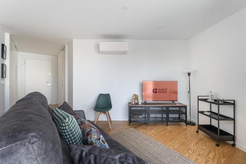 a living room with a couch and a desk at GuestReady - Relaxing Getaway Near Porto in Vila Nova de Gaia