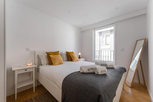 GervideにあるGuestReady - Relaxing Getaway Near Portoの大きなベッドと窓のある白い寝室