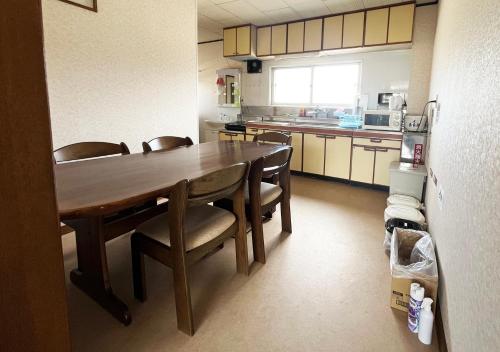 富良野屋 Furano House, 6 Bedrooms, 3 Toilet, 2 Ktichens, 2 Shower, 2 Living Room, Max 16PP - Near JR, Group Travel, Onsite Parking