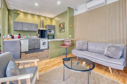 un salon avec un canapé et une table dans l'établissement Appartement Climatisé, 2 personnes, à Eymet