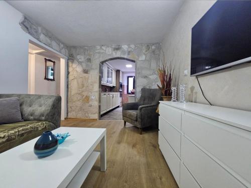 Una televisión o centro de entretenimiento en Casa Di Kotor