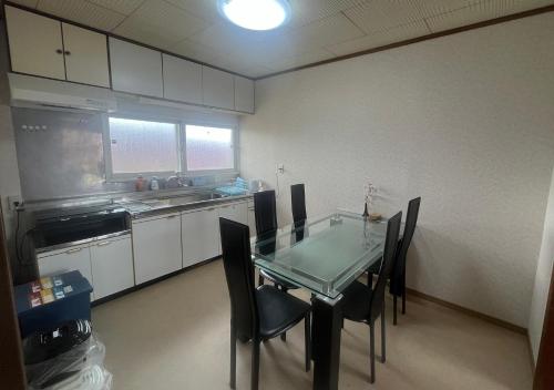 富良野屋 Furano House, 6 Bedrooms, 3 Toilet, 2 Ktichens, 2 Shower, 2 Living Room, Max 16PP - Near JR, Group Travel, Onsite Parking