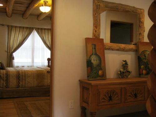 espejo en una habitación con 1 cama y 1 dormitorio en Shady Brook Inn Village/Resort, en Shady Brook