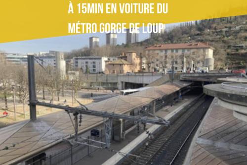 a view of a train station with the words a em volunteer du metro at Le Sun Tassin - Clim & Proche Campus du numérique in Tassin-la-Demi-Lune