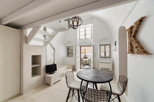 a kitchen and dining room with a table and chairs at Kampanario Luxury Two-Bedroom Villa with Private Jacuzzi in Megalokhori