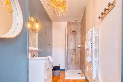 a bathroom with a shower and a sink at Appartement 4 pers, climatisé in Eymet