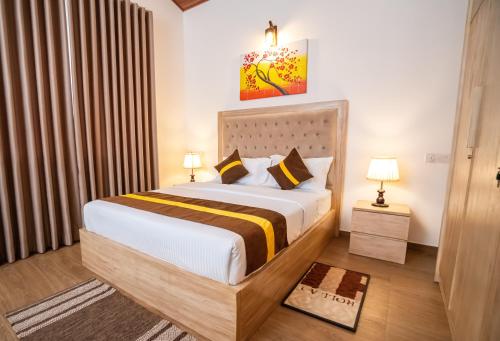 Postel nebo postele na pokoji v ubytování Raj Residencies
