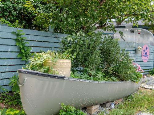 an old tub full of plants in a garden at Tabist Elias Garden in Ichinomiya