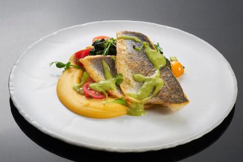 ホテルの敷地内または近くでの食事または食べ物