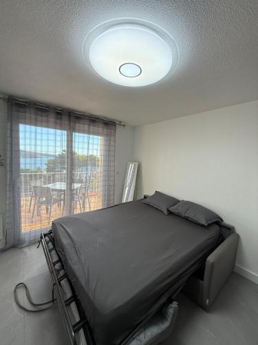 Ένα ή περισσότερα κρεβάτια σε δωμάτιο στο Studio cabine vue mer