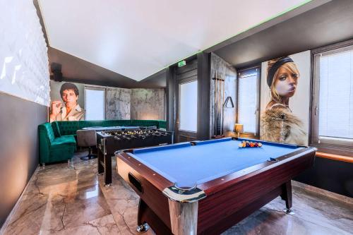 ein Billardzimmer mit einem Billardtisch darin in der Unterkunft Villa Bueckeberg Game-Room and Wellness in Luhden