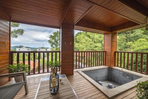 ZhangJiaJie AvaSprings Retreatにあるバルコニーまたはテラス