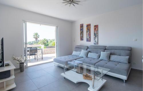Ruang duduk di Gorgeous Home In Les Issambres