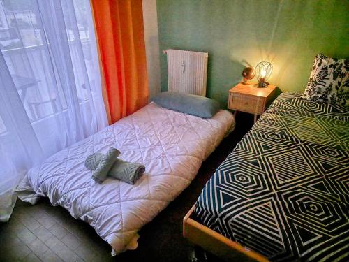 Le Letizia-Belle de mai-Balcon-Wifi-Parking-Netflix-Urban NestConciergerie في مارسيليا: غرفة نوم مع سرير مع دمية دب عليها