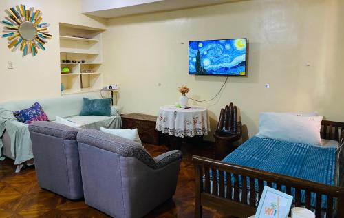 TV a/nebo společenská místnost v ubytování Malate Staycation