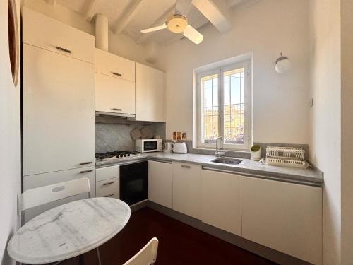 Köök või kööginurk majutusasutuses Dimora con vista sulla Torre del Mangia