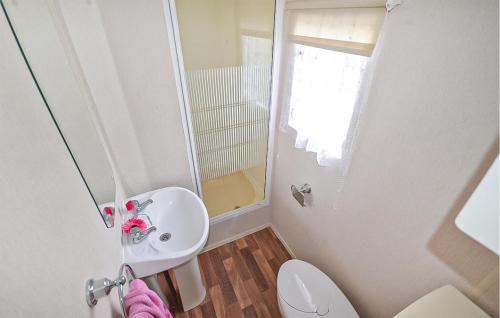 a small bathroom with a sink and a toilet at 2 Bedroom Stunning Apartment In Vellinge in Malmö