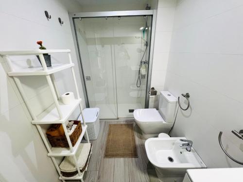 a bathroom with a shower and a toilet and a sink at Denia - Alquiler de Piso cerca del Club Náutico in Denia