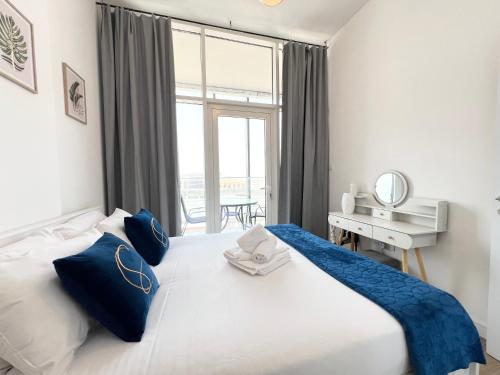 Una cama o camas en una habitación de Stylish 1BR Oasis 2, Masdar City