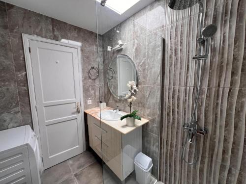 Koupelna v ubytování DARUMA APARTMENTS 1-Bedroom Apartment with Sea Views