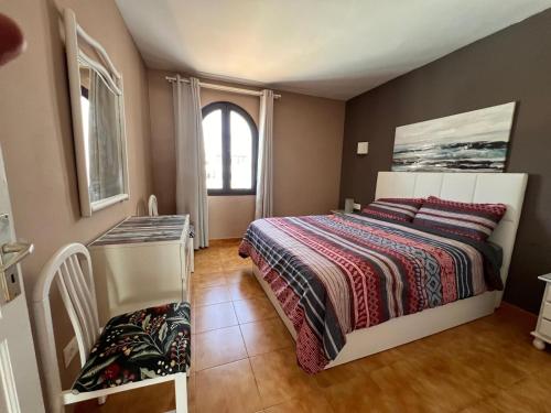 Postel nebo postele na pokoji v ubytování DARUMA APARTMENTS 1-Bedroom Apartment with Sea Views