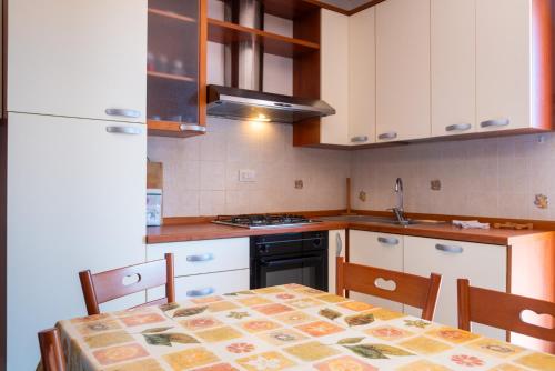 Η κουζίνα ή μικρή κουζίνα στο Appartamento Trilocale Cerboli