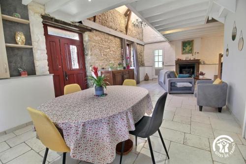 a dining room with a table and chairs at Leon in Saint-Hilaire