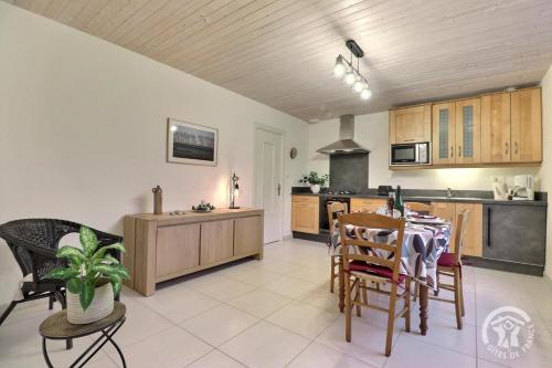 una cucina con tavolo e sedie in una stanza di Brimenel a Le Tiercent
