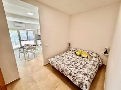 a bedroom with a dog laying on a bed at Mono Limone dx con corte, posto auto ed aria condizionata a due passi dal mare in Marcelli